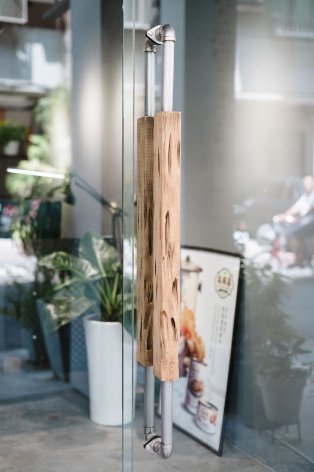 高雄市區店/辦兩用空間規劃設計/外觀採天然水泥板包覆/內裝灰黑主色調建材搭配玻璃/金屬/原木/水泥磚展現沉穩內斂獨特風格