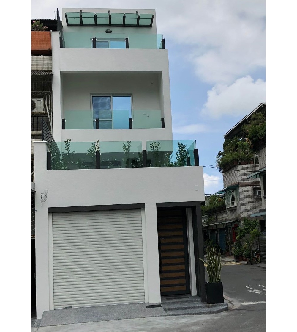 高雄透天3樓 夾層老厝外觀內部空間隔局設計翻新/車庫增建樓板2樓空中花園透明玻璃欄杆+黑色鐵件/外牆白色石頭漆塗裝/門口右側深灰色工字鐵造型格柵/1樓客廳天花樓板局部拆除挑空保留通往空中花園走道部分作為藏書閱讀區/1至3樓鐵件加原木踏板旋轉梯/彰顯氣勢美感