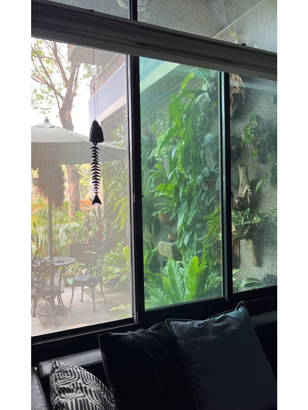 位於大樓1樓入口前庭規畫設計植栽及戶外休憩咖啡區內部前段接待沙發區及設計工作區/後段簡報會議室/自然隨興輕工業風
