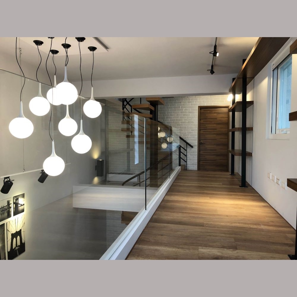 格，以白色為主搭配中性原木及*金屬*天然石材*嚴謹施作營造溫潤獨特宅居