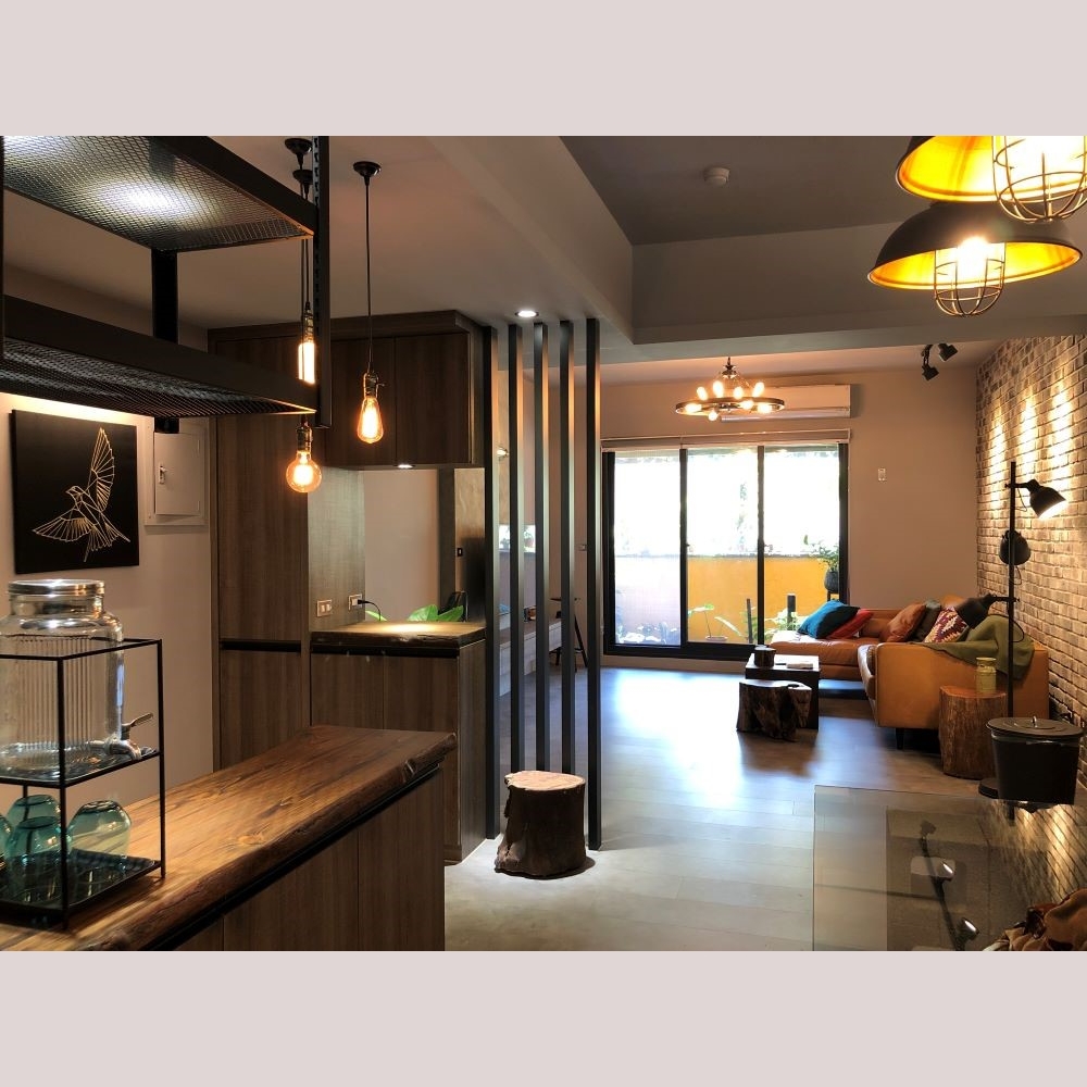 格，以白色為主搭配中性原木及*金屬*天然石材*嚴謹施作營造溫潤獨特宅居